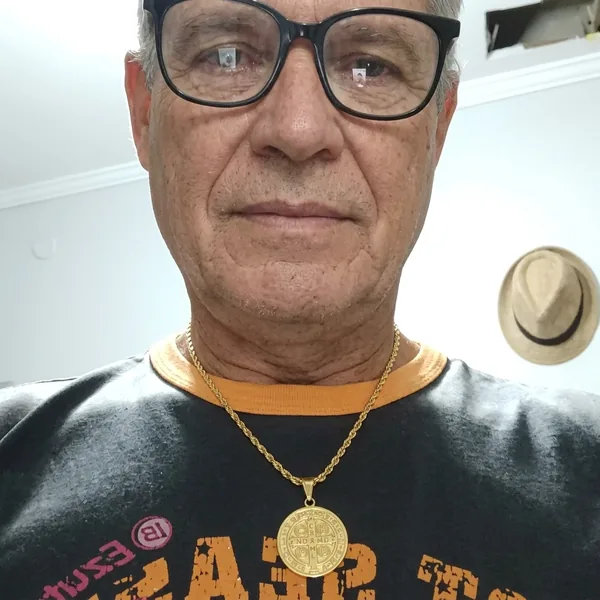 Seu Antônio usando o Colar de São Bento