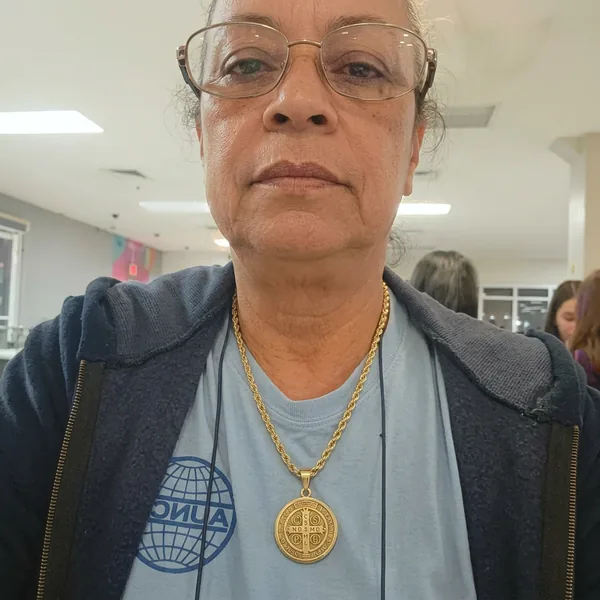 Dona Cleuza usando o Colar de São Bento