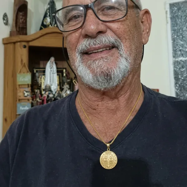 Seu Roberto usando o Colar de São Bento