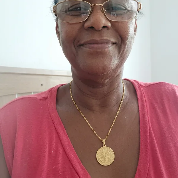 Dona Marlene usando o Colar de São Bento