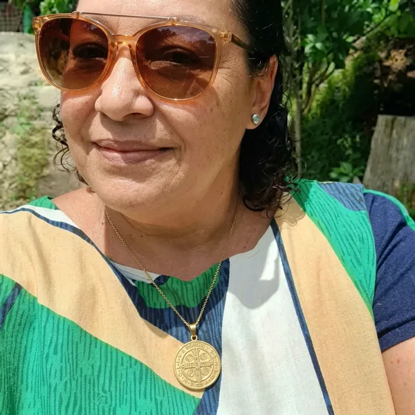 Dona Lúcia usando o Colar de São Bento