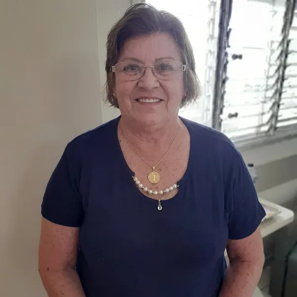 Dona Terezinha usando o Colar de São Bento