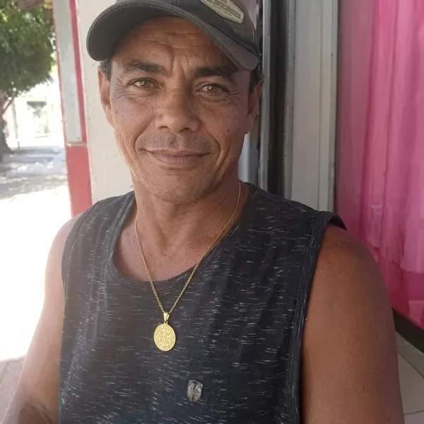 Seu Carlos usando o Colar de São Bento